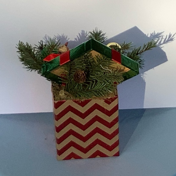 Small Christmas Floral Design With Snowman - Picture 3 of 5